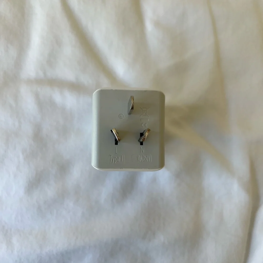 Type B to Type I wall outlet converter